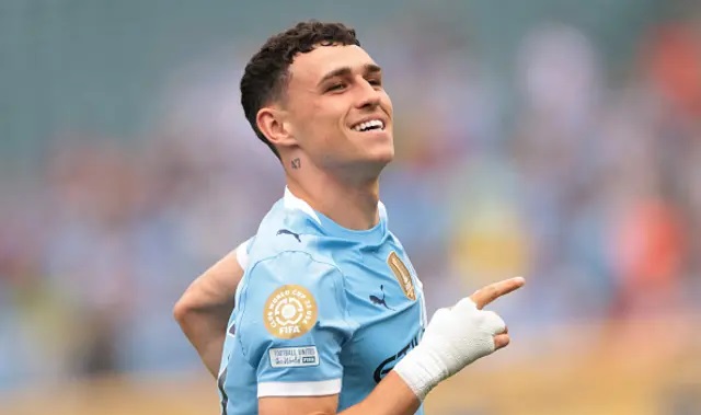 Man City thắng tưng bừng, nhưng thẻ đỏ làm lu mờ niềm vui